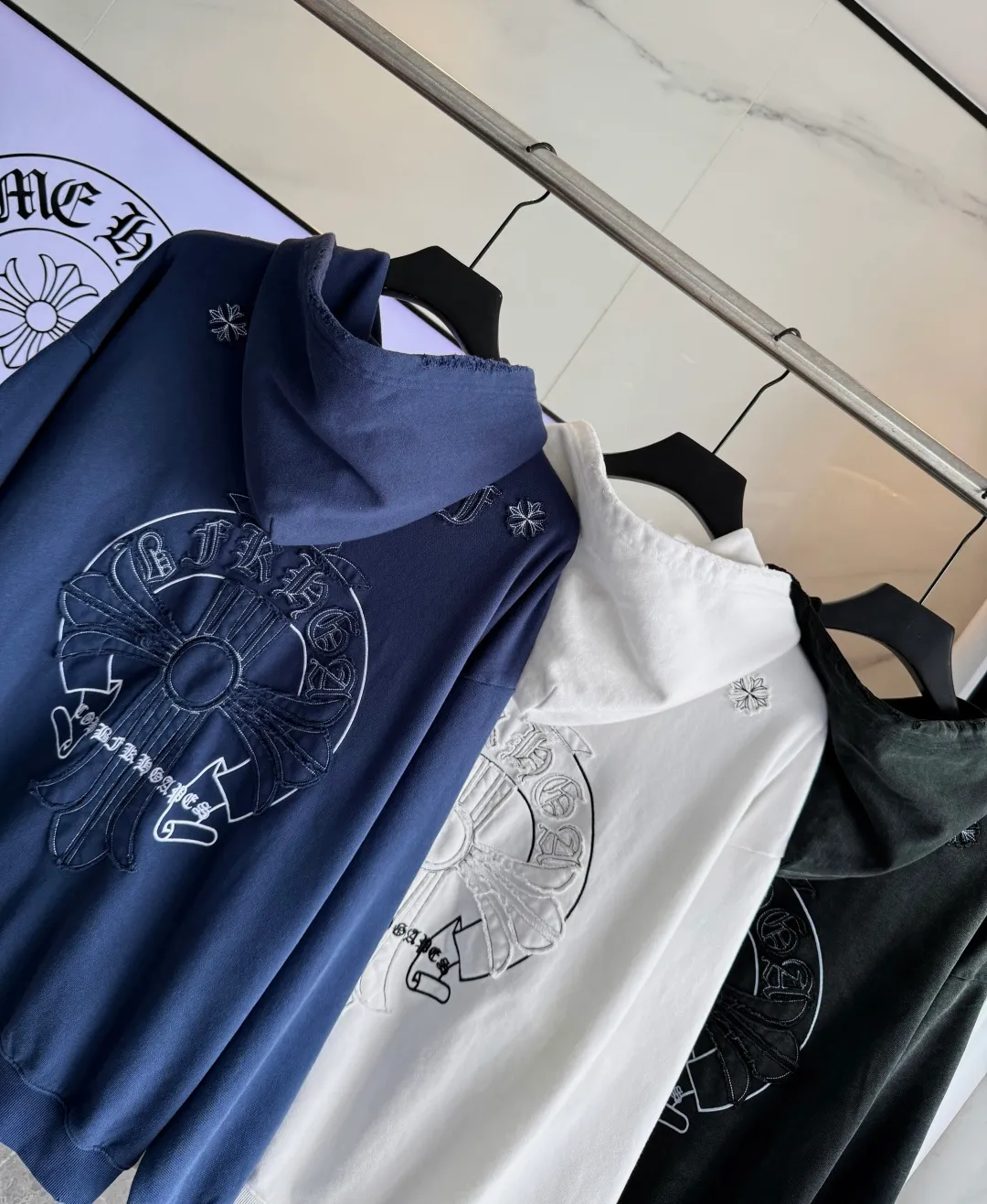 P330 🔥🔥🔥ceiling level 𝗖𝗵𝗿𝗼𝗺𝗲 𝗛𝗲𝗮𝗿𝘁𝘀/Cro Heart 2025 cross patch embroidery summer new original single counter American acid washed distressed laser burnt patch embroidery couple casual hooded sweatshirt 👑The highest version! Customized fabric 440g tripe terry fabric! American acid-washed and distressed original fabric laser burnt ✟appliqué embroidery and exquisite embroidery of letters! The best-selling model at the counter. It is very comfortable to wear. It is low-key yet luxurious. It is very classy when worn. The large size and tailoring are needless to say. The upper body is exquisite and vivid. 👍High-end first-class materials. A truly palace-level product. The cotton from Turkey is of outstanding quality. After heavy washing, the clothes are very soft! Not picky, the upper body is absolutely stylish and extremely luxurious. Auxiliary materials: The original model has been authenticated and labeled ➕100% silk washed with water label. Genuine purchase-grade original hangtag➕matching hanging rope➕3D hanging beads➕original packaging bag. Craftsmanship: The original version has consistent wiring! The highest version of the armhole matching technique! Countless times of pattern making to 100% restore the original appearance! The correct version is the same for men and women, super eye-catching, super good-looking, and super atmospheric! Color: White Black Royal Blue Size: S-XL